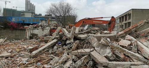 强拆照片,家园瞬间消失的悲壮瞬间